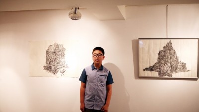 ‘꼬마 피카소’ 라 불리는 이인후 파리 개인전 오프닝에서 (2016년)