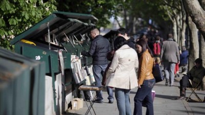 2024 파리 올림픽 개막식을 위한 센(Seine) 강변 고서점상들 이전 거부