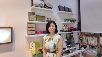 한지의 아름다움을 현대적 감각으로 재해석하고 있는  송금숙 한지공예가
