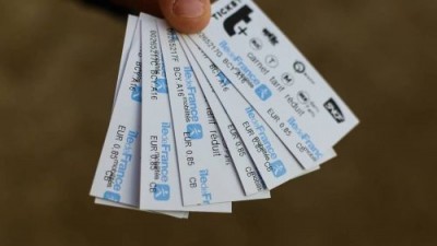 파리에서 지하철 종이 티켓의 시대는 이제 끝